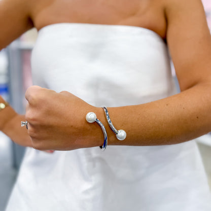 Modern bangle bracelet, Stylish minimalist bracelet, Sleek contemporary bangle, Polished chic bracelet, Clean modern bangle, Elegant simple bracelet, Smooth stylish bangle, Classic modern bracelet, Trendy sleek bangle, Refined minimalist bracelet, Contemporary chic bangle, Versatile modern bracelet