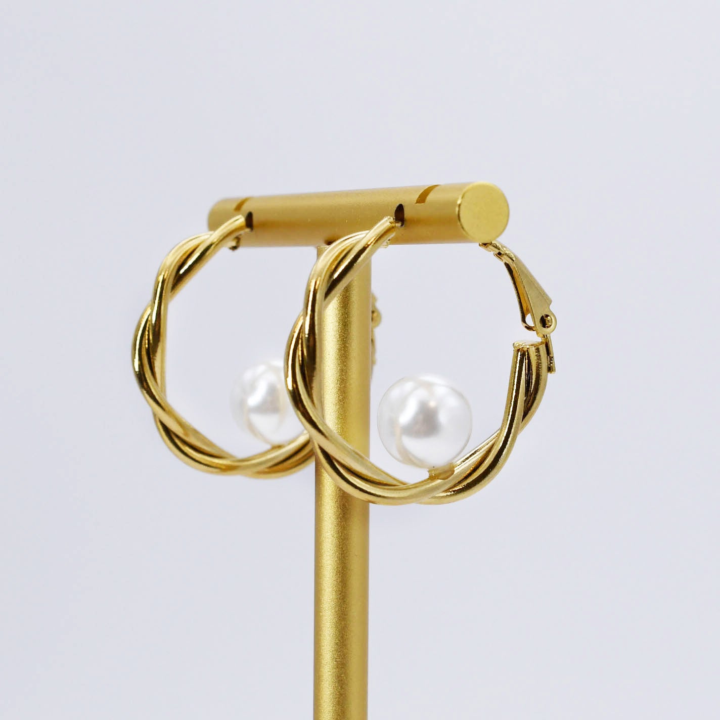 Pearl Embrace Hoop  O33
