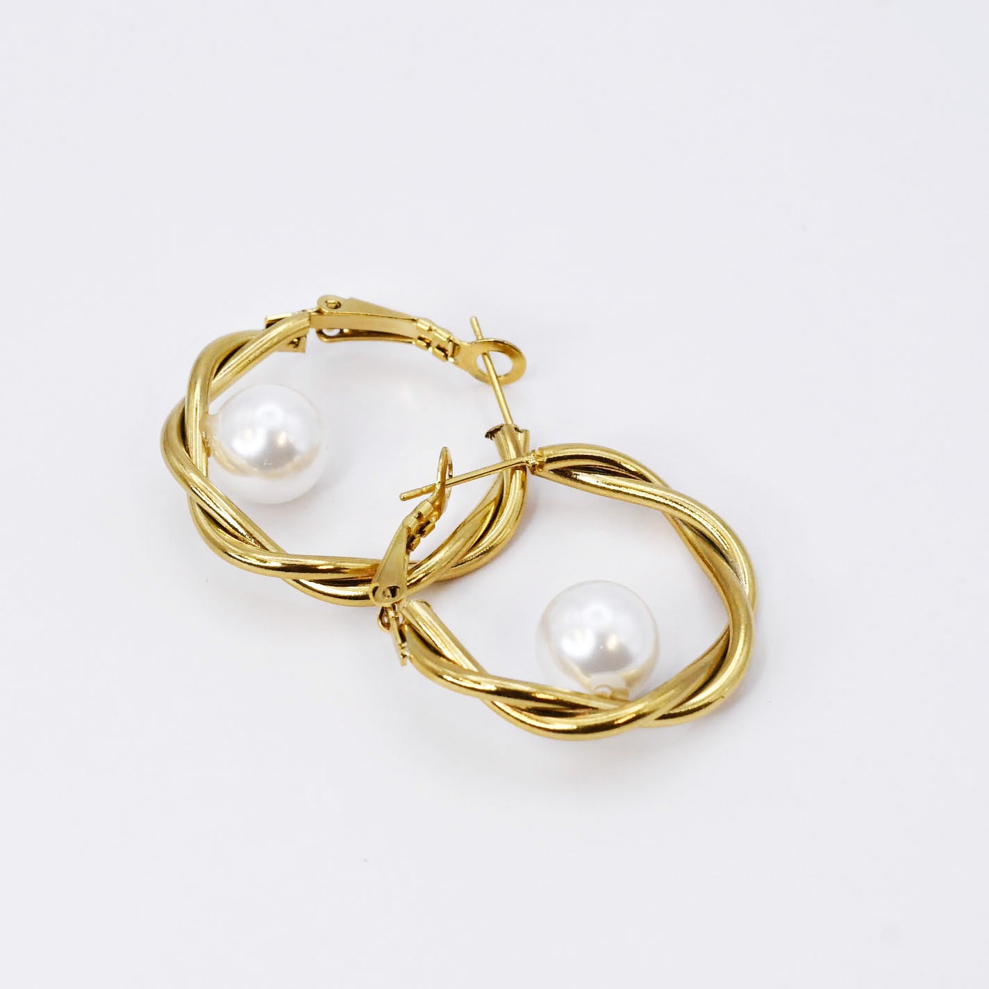Pearl Embrace Hoop  O33
