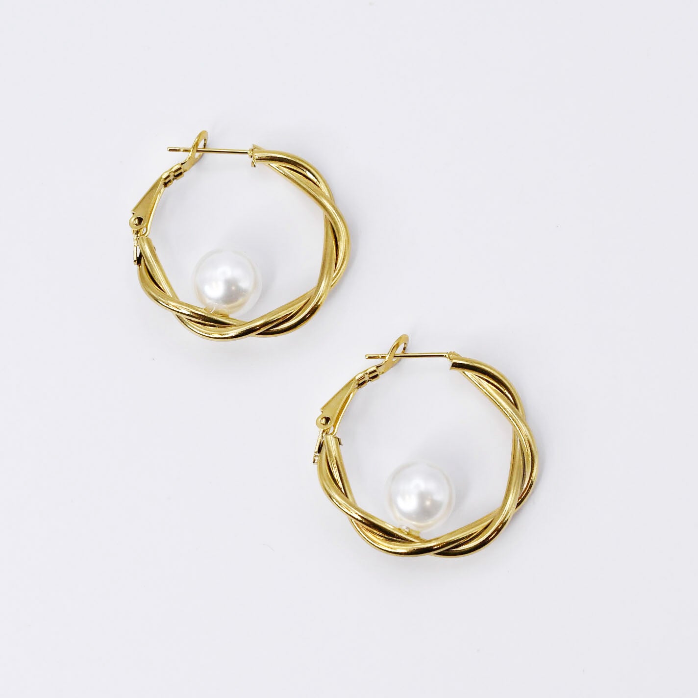 Pearl Embrace Hoop  O33
